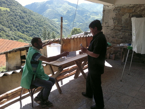 Voting in the local election in Dusheti Municipality of Georgia. A voter is preparing to drop a ballot-paper in a ballot-box. June 15, 2014. Photo by Grigory Shvedov for the "Caucasian Knot" Voting in the local election in Dusheti Municipality of Georgia. A voter is preparing to drop a ballot-paper in a ballot-box. June 15, 2014. Photo by Grigory Shvedov for the "Caucasian Knot"