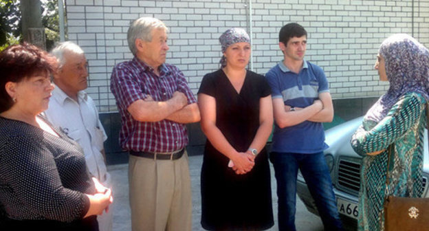 Relatives of Zaur Ozrokov in front of the building of the Investigating Department of the Investigating Committee of the Russian Federation (ICRF) for Karachay-Cherkessia. Cherkessk, June 18, 2014. Photo by Asya Kapaeva for the "Caucasian Knot" Relatives of Zaur Ozrokov in front of the building of the Investigating Department of the Investigating Committee of the Russian Federation (ICRF) for Karachay-Cherkessia. Cherkessk, June 18, 2014. Photo by Asya Kapaeva for the "Caucasian Knot"