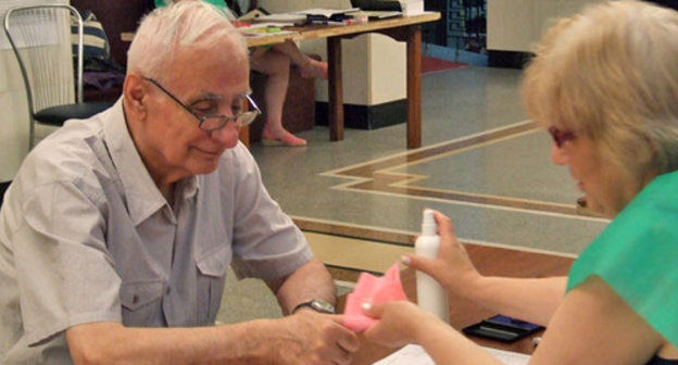 Taking fingerprints of a voter at the voting in the local elections in the 8th Didube voting precinct. Tbilisi, June 15, 2014. Photo by Edita Badasyan for the "Caucasian Knot" Taking fingerprints of a voter at the voting in the local elections in the 8th Didube voting precinct. Tbilisi, June 15, 2014. Photo by Edita Badasyan for the "Caucasian Knot"
