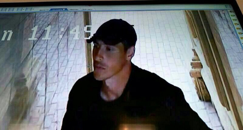 Man who killed policeman in Grozny on May 22, 2014. CCTV screenshot. Man who killed policeman in Grozny on May 22, 2014. CCTV screenshot.