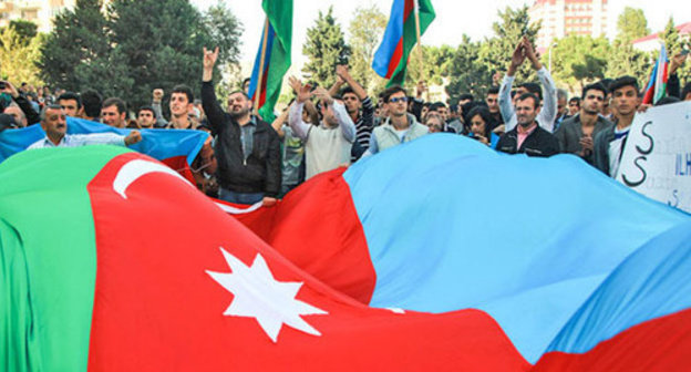 Participants of rally opposing results of presidential elections in Azerbaijan holding national flag. Baku, October 12, 2013. Photo by Aziz Karimov for the ‘Caucasian Knot’. Participants of rally opposing results of presidential elections in Azerbaijan holding national flag. Baku, October 12, 2013. Photo by Aziz Karimov for the ‘Caucasian Knot’.