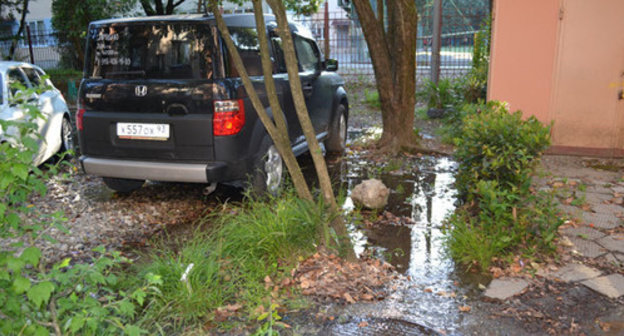 Breach in water pipeline in Tsvetnoi Boulevard, Sochi, June 24, 2014. Photo by Svetlana Kravchenko for the ‘Caucasian Knot’. Breach in water pipeline in Tsvetnoi Boulevard, Sochi, June 24, 2014. Photo by Svetlana Kravchenko for the ‘Caucasian Knot’.