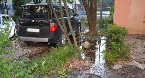 Breach in water pipeline in Tsvetnoi Boulevard, Sochi, June 24, 2014. Photo by Svetlana Kravchenko for the ‘Caucasian Knot’. Breach in water pipeline in Tsvetnoi Boulevard, Sochi, June 24, 2014. Photo by Svetlana Kravchenko for the ‘Caucasian Knot’.