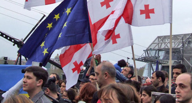 Participants of the action ‘We choose Europe!’ with Georgia and EU flags. Tbilisi, April 13, 2014. Photo by Edita Badasyan for the ‘Caucasian Knot’. Participants of the action ‘We choose Europe!’ with Georgia and EU flags. Tbilisi, April 13, 2014. Photo by Edita Badasyan for the ‘Caucasian Knot’.