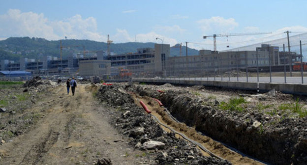Cable-laying to the Olympic palaces. Sochi, summer 2013. Photo by Svetlana Kravchenko for the "Caucasian Knot" Cable-laying to the Olympic palaces. Sochi, summer 2013. Photo by Svetlana Kravchenko for the "Caucasian Knot"