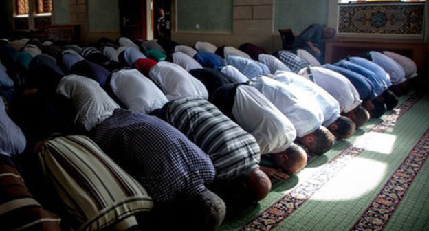 Believers during the prayer. Photo by Aziz Karimov for the "Caucasian Knot" Believers during the prayer. Photo by Aziz Karimov for the "Caucasian Knot"