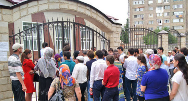 Institute of qualification improvement of pedagogical staff. Graduates and their parents waiting for their turn to consider appeals for chemistry and social studies. Makhachkala, June 29, 2014. Photo by Natalya Kraynova for the "Caucasian Knot" Institute of qualification improvement of pedagogical staff. Graduates and their parents waiting for their turn to consider appeals for chemistry and social studies. Makhachkala, June 29, 2014. Photo by Natalya Kraynova for the "Caucasian Knot"