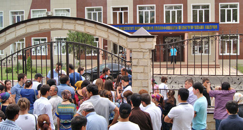 Institute of qualification improvement of pedagogical staff. Graduates and their parents waiting for their turn to consider appeals for chemistry and social studies. Makhachkala, June 29, 2014. Photo by Natalya Kraynova for the "Caucasian Knot" Institute of qualification improvement of pedagogical staff. Graduates and their parents waiting for their turn to consider appeals for chemistry and social studies. Makhachkala, June 29, 2014. Photo by Natalya Kraynova for the "Caucasian Knot"