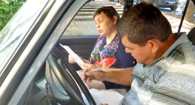 Tatiana Kapustina, a wheelchair Category I invalid, could not get to the appointment at the Mayoralty, because her car was not let into the yard, equipped for disabled people. Sochi, July 1, 2014. Photo by Svetlana Kravchenko for the "Caucasian Knot" Tatiana Kapustina, a wheelchair Category I invalid, could not get to the appointment at the Mayoralty, because her car was not let into the yard, equipped for disabled people. Sochi, July 1, 2014. Photo by Svetlana Kravchenko for the "Caucasian Knot"