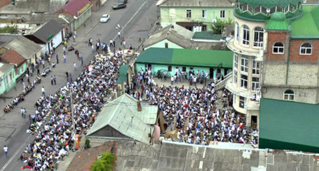 Believers near the mosque an-Nadiriya in a Kotrova street. Screenshot of a video at YouTube by user Abu Khadzhadzh Believers near the mosque an-Nadiriya in a Kotrova street. Screenshot of a video at YouTube by user Abu Khadzhadzh