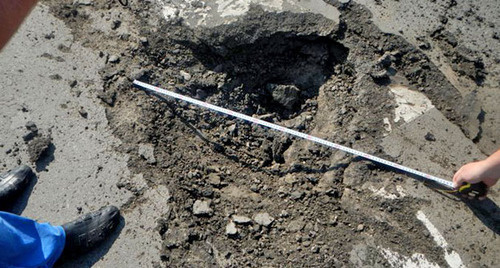 Trace of a fired shell at the checkpoint "Novoshakhtinsk". Rostov Region, July 3, 2014. Photo: Federal Customs Service, http://customs.ru/ Trace of a fired shell at the checkpoint "Novoshakhtinsk". Rostov Region, July 3, 2014. Photo: Federal Customs Service, http://customs.ru/