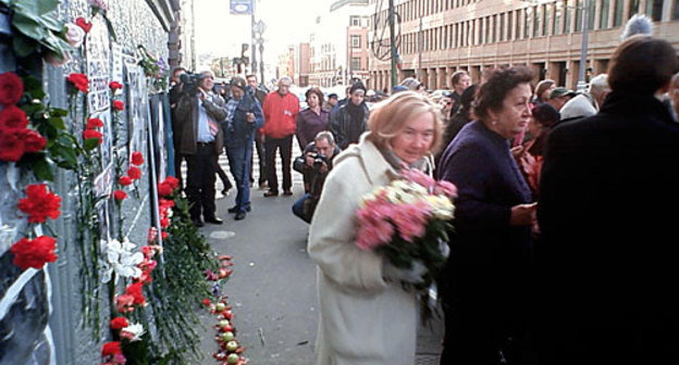 October 7, 2009, Moscow. In front of No. 8 Lesnaya Street, where Anna Politkovskaya, observer of the "Novaya Gazeta", lived and was assassinated. Photo by the "Caucasian Knot"