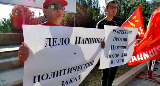 Rally in support of the First Secretary of the Stalingrad CPRF Committee Nikolai Parshin, who was stripped from his parliamentary immunity. Volzhsky, July 9, 2014. Photo by Vyacheslav Yaschenko for the ‘Caucasian Knot’. Rally in support of the First Secretary of the Stalingrad CPRF Committee Nikolai Parshin, who was stripped from his parliamentary immunity. Volzhsky, July 9, 2014. Photo by Vyacheslav Yaschenko for the ‘Caucasian Knot’.