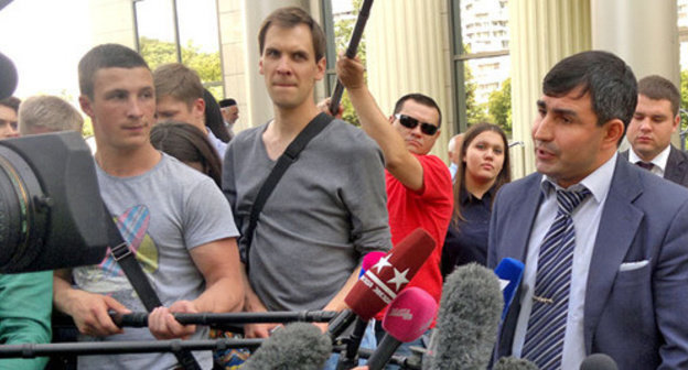 Advocate of the defendant Orkhan Zeinalov talking to journalists. Moscow, July 6, 2014. Photo by Yulia Buslavskaya for the ‘Caucasian Knot’. Advocate of the defendant Orkhan Zeinalov talking to journalists. Moscow, July 6, 2014. Photo by Yulia Buslavskaya for the ‘Caucasian Knot’.
