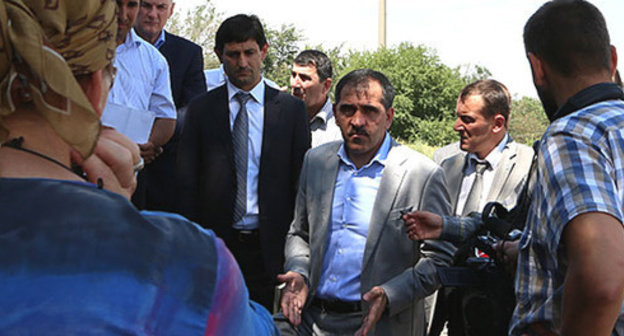 Meeting of Yunus-Bek Evkurov (in the centre) with refugees in Karabulak. Ingushetia, July 2, 2014. Photo by the press service of the leader of Ingushetia Meeting of Yunus-Bek Evkurov (in the centre) with refugees in Karabulak. Ingushetia, July 2, 2014. Photo by the press service of the leader of Ingushetia