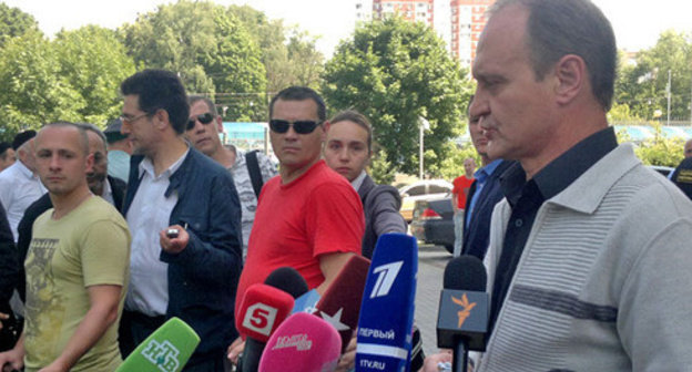Vladimir Scherbakov, Yegor Scherbakov's father, gives interview to the journalists. Moscow, July 6, 2014. Photo by Yuliya Buslavskaya for the "Caucasian Knot" Vladimir Scherbakov, Yegor Scherbakov's father, gives interview to the journalists. Moscow, July 6, 2014. Photo by Yuliya Buslavskaya for the "Caucasian Knot"