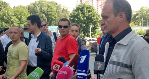 Vladimir Scherbakov, Yegor Scherbakov's father, gives interview to the journalists. Moscow, July 6, 2014. Photo by Yuliya Buslavskaya for the "Caucasian Knot" Vladimir Scherbakov, Yegor Scherbakov's father, gives interview to the journalists. Moscow, July 6, 2014. Photo by Yuliya Buslavskaya for the "Caucasian Knot"