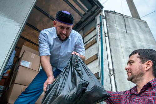 A charitable action of distributing food parcels to motorists moving along the Federal Highway "Kavkaz" to break Ramadan fasting. Ingushetia, July 28, 2014. Photo by Timur Agirov exclusively for the "Caucasian Knot" A charitable action of distributing food parcels to motorists moving along the Federal Highway "Kavkaz" to break Ramadan fasting. Ingushetia, July 28, 2014. Photo by Timur Agirov exclusively for the "Caucasian Knot"