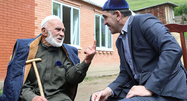 Yunus-Bek Evkurov (on the right) visiting Sunzha and Dzheirakh Districts in Ingushetia in July 2013. Photo: official site of the Republic of Ingushetia, http://www.ingushetia.ru/photo/archives/019001.shtml Yunus-Bek Evkurov (on the right) visiting Sunzha and Dzheirakh Districts in Ingushetia in July 2013. Photo: official site of the Republic of Ingushetia, http://www.ingushetia.ru/photo/archives/019001.shtml