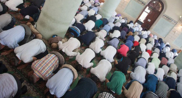 Believers praying in a mosque. Photo by Aziz Karimov for the ‘Caucasian Knot’. Believers praying in a mosque. Photo by Aziz Karimov for the ‘Caucasian Knot’.