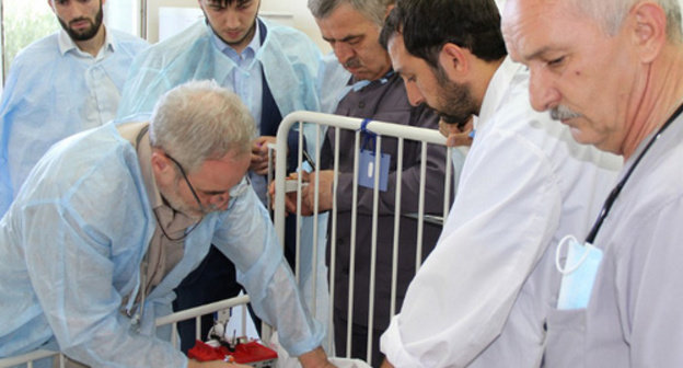 Chief anaesthesiologist-physician of Russia’s Ministry of Health Valery Amcheslavsky (to the left) examining 4-year-old Markha Yusupova. Photo: http://www.grozny-inform.ru/main.mhtlm?Part=12&PubID=53163 Chief anaesthesiologist-physician of Russia’s Ministry of Health Valery Amcheslavsky (to the left) examining 4-year-old Markha Yusupova. Photo: http://www.grozny-inform.ru/main.mhtlm?Part=12&PubID=53163