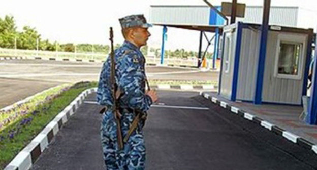 Soldier at the checkpoint. Photo http://big-rostov.ru/?p=9767 Soldier at the checkpoint. Photo http://big-rostov.ru/?p=9767