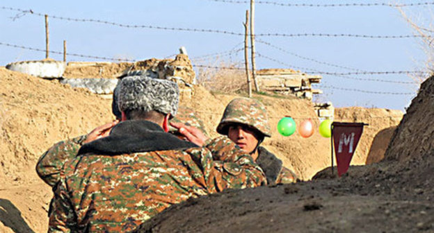Soldiers at the front line making reports about the situation. Photo by Alvard Grigoryan for the "Caucasian Knot" Soldiers at the front line making reports about the situation. Photo by Alvard Grigoryan for the "Caucasian Knot"