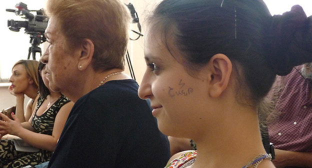 The girl wrote ‘Shant’ on her cheek in support of the participants of the action. Photo by Armine Martirosyan for the ‘Caucasian Knot’. The girl wrote ‘Shant’ on her cheek in support of the participants of the action. Photo by Armine Martirosyan for the ‘Caucasian Knot’.