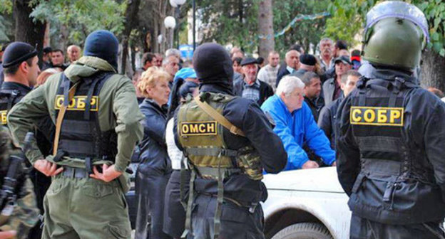 Detention of Pukhaev brothers. Tskhinval, June 11, 2014. Photo: RFE/RL http://www.ekhokavkaza.ru/ Detention of Pukhaev brothers. Tskhinval, June 11, 2014. Photo: RFE/RL http://www.ekhokavkaza.ru/