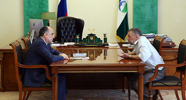 Meeting of Alexander Mukomolov, the head of the Human Rights Council of the Northern Caucasus (to the right) with Yuri Kokov, the acting head of the Kabardino-Balkarian Republic (KBR) (to the left). Photo: http://rozysk.org/i/news872 Meeting of Alexander Mukomolov, the head of the Human Rights Council of the Northern Caucasus (to the right) with Yuri Kokov, the acting head of the Kabardino-Balkarian Republic (KBR) (to the left). Photo: http://rozysk.org/i/news872