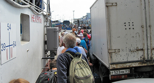 Manoeuvring of the flow of people between small-tonnage vehicles during disembarkation form the ferry. Port "Caucasus", August 2014. Photo by Nina Tumanova for the "Caucasian Knot" Manoeuvring of the flow of people between small-tonnage vehicles during disembarkation form the ferry. Port "Caucasus", August 2014. Photo by Nina Tumanova for the "Caucasian Knot"