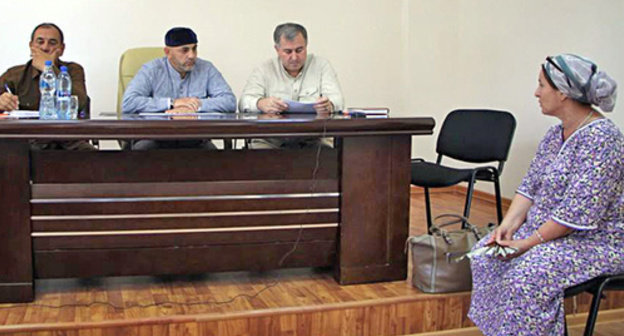 Reception of citizens over housing problems at the Prefect’s office of the Lenin District of Grozny. Photo by press-service of Grozny Mayor’s Office, http://www.grozmer.ru/news.html Reception of citizens over housing problems at the Prefect’s office of the Lenin District of Grozny. Photo by press-service of Grozny Mayor’s Office, http://www.grozmer.ru/news.html