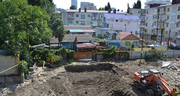 Construction works in the yard of residential building, Sochi, August 2014. Photo by Svetlana Kravchenko for the ‘Caucasian Knot’. Construction works in the yard of residential building, Sochi, August 2014. Photo by Svetlana Kravchenko for the ‘Caucasian Knot’.