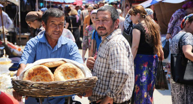 Salesmen at the market in Grozny. Photo by Magomed Magomedov for the ‘Caucasian Knot’. Salesmen at the market in Grozny. Photo by Magomed Magomedov for the ‘Caucasian Knot’.