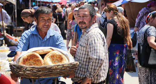 Salesmen at the market in Grozny. Photo by Magomed Magomedov for the ‘Caucasian Knot’. Salesmen at the market in Grozny. Photo by Magomed Magomedov for the ‘Caucasian Knot’.