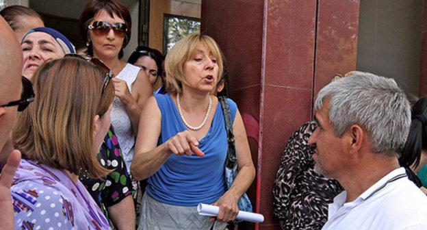 Protest action held by parents of Liceum №9 students, Makhachkala. Photo by Ruslan Alibekov for the ‘Caucasian Knot’. Protest action held by parents of Liceum №9 students, Makhachkala. Photo by Ruslan Alibekov for the ‘Caucasian Knot’.