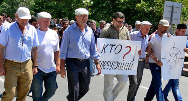Funeral procession in connection with the murder of journalist Akhmednabi Akhmednabiev. Makhachkala, July 9, 2013. Photo by Patimat Makhmudova for the ‘Caucasian Knot’. Funeral procession in connection with the murder of journalist Akhmednabi Akhmednabiev. Makhachkala, July 9, 2013. Photo by Patimat Makhmudova for the ‘Caucasian Knot’.