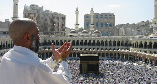 A prayer near "Masjid al-Haram". Photo Ali Mansuri https://ru.wikipedia.org/wiki/%D0%A5%D0%B0%D0%B4%D0%B6#mediaviewer/File:Supplicating_Pilgrim_at_Masjid_Al_Haram._Mecca,_Saudi_Arabia.jpg A prayer near "Masjid al-Haram". Photo Ali Mansuri https://ru.wikipedia.org/wiki/%D0%A5%D0%B0%D0%B4%D0%B6#mediaviewer/File:Supplicating_Pilgrim_at_Masjid_Al_Haram._Mecca,_Saudi_Arabia.jpg