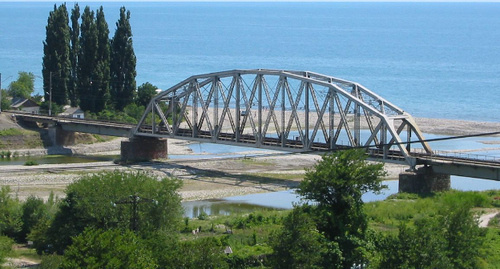 Bridge across the Ashe river, Sochi, Lazarevsky District. Photo: Vyacheslav Argenberg, licensed under the Creative Commons Attribution 2.0 Generic license, commons.wikimedia.org/wiki/File:Bridge_over_Ashe_river.jpg Bridge across the Ashe river, Sochi, Lazarevsky District. Photo: Vyacheslav Argenberg, licensed under the Creative Commons Attribution 2.0 Generic license, commons.wikimedia.org/wiki/File:Bridge_over_Ashe_river.jpg