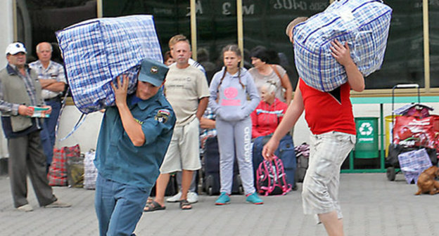 Ministry of Emergency employees meeting Ukrainian refugees, September 2014. Photo: http://www.23.mchs.gov.ru/news/detail.php?news=31319&dn=1410724800 Ministry of Emergency employees meeting Ukrainian refugees, September 2014. Photo: http://www.23.mchs.gov.ru/news/detail.php?news=31319&dn=1410724800