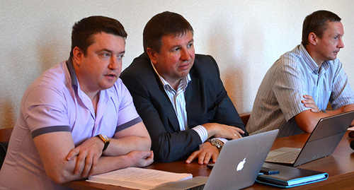 Oleg Vronsky (in the centre) and advocates in the court room. Photo by Svetlana Kravchenko for the ‘Caucasian Knot’. Oleg Vronsky (in the centre) and advocates in the court room. Photo by Svetlana Kravchenko for the ‘Caucasian Knot’.
