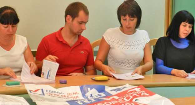 The Territorial Election Commission of the Tsentralny District of Volgograd recounted the votes at the Polling Station No. 1028 under the complaint of Gennady Murylyov, a candidate for the Regional Duma from the United Russia Party. Volgograd, September 16, 2014. Photo by Tatiana Filimonova for the ‘Caucasian Knot’. The Territorial Election Commission of the Tsentralny District of Volgograd recounted the votes at the Polling Station No. 1028 under the complaint of Gennady Murylyov, a candidate for the Regional Duma from the United Russia Party. Volgograd, September 16, 2014. Photo by Tatiana Filimonova for the ‘Caucasian Knot’.