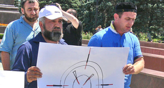 Participants of the funeral procession in connection with the murder of journalist Akhmednabi Akhmednabiev. Makhachkala, July 9, 2013. Photo by Patimat Makhmudova for the ‘Caucasian Knot’. Participants of the funeral procession in connection with the murder of journalist Akhmednabi Akhmednabiev. Makhachkala, July 9, 2013. Photo by Patimat Makhmudova for the ‘Caucasian Knot’.