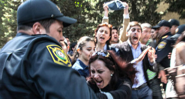 The police disperse protest action against verdict passed to the activists of the Nida movement. Baku, May 6, 2014. Photo by Aziz Karimov for the "Caucasian Knot" The police disperse protest action against verdict passed to the activists of the Nida movement. Baku, May 6, 2014. Photo by Aziz Karimov for the "Caucasian Knot"