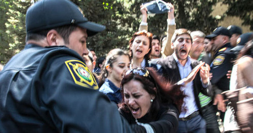 The police disperse protest action against verdict passed to the activists of the Nida movement. Baku, May 6, 2014. Photo by Aziz Karimov for the "Caucasian Knot" The police disperse protest action against verdict passed to the activists of the Nida movement. Baku, May 6, 2014. Photo by Aziz Karimov for the "Caucasian Knot"