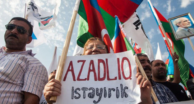 A participants of the opposition meeting holds a poster "We want freedom!". Baku, August 18, 2013. Photo by Aziz Karimov for the "Caucasian Knot" A participants of the opposition meeting holds a poster "We want freedom!". Baku, August 18, 2013. Photo by Aziz Karimov for the "Caucasian Knot"