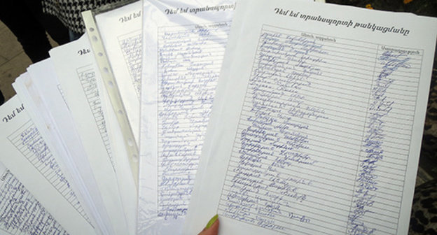 About three thousand people signed a letter against the Mayoralty's decision to raise fares on public transport. Collection of signatures continues. Stepanakert, Nagorno-Karabakh, September 25, 2014. Photo by Alvard Grigoryan for the "Caucasian Knot" About three thousand people signed a letter against the Mayoralty's decision to raise fares on public transport. Collection of signatures continues. Stepanakert, Nagorno-Karabakh, September 25, 2014. Photo by Alvard Grigoryan for the "Caucasian Knot"