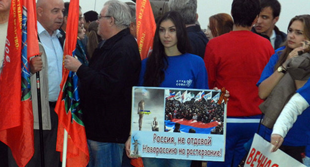 Participants of the rally in support of Ukraine. Volgograd, September 27, 2014. Photo by Tatiana Filimonova for the ‘Caucasian Knot’. Participants of the rally in support of Ukraine. Volgograd, September 27, 2014. Photo by Tatiana Filimonova for the ‘Caucasian Knot’.