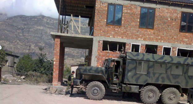 Law enforcers’ car in Vremenny. Photo made by residents of the settlement of Vremenny, Untsukul District of Dagestan, September 24, 2014. Law enforcers’ car in Vremenny. Photo made by residents of the settlement of Vremenny, Untsukul District of Dagestan, September 24, 2014.