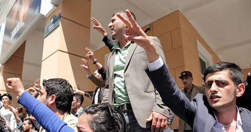 Supporters of ‘Nida’ activists at the rally following the announcement of guilty verdict against ‘Nida’ members in the court. Baku, May 6, 2014. Photo by Aziz Karimov for the ‘Caucasian Knot’. Supporters of ‘Nida’ activists at the rally following the announcement of guilty verdict against ‘Nida’ members in the court. Baku, May 6, 2014. Photo by Aziz Karimov for the ‘Caucasian Knot’.